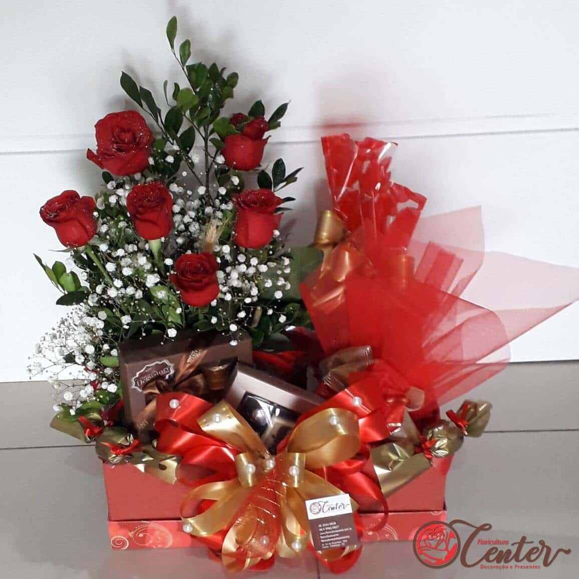 Cesta com chocolates e flores